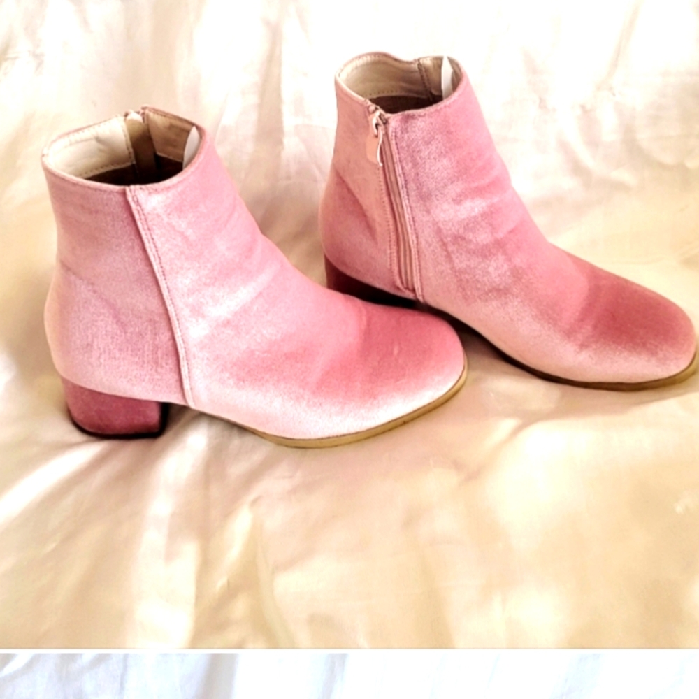 Beautiful light pink faux-suede ankle boots!